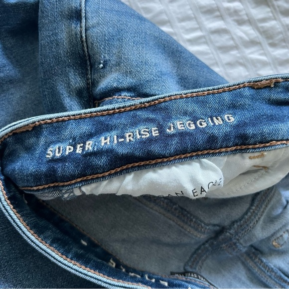 American Eagle Distressed Super Hi-Rise Jegging Size 8 - Picture 3 of 7